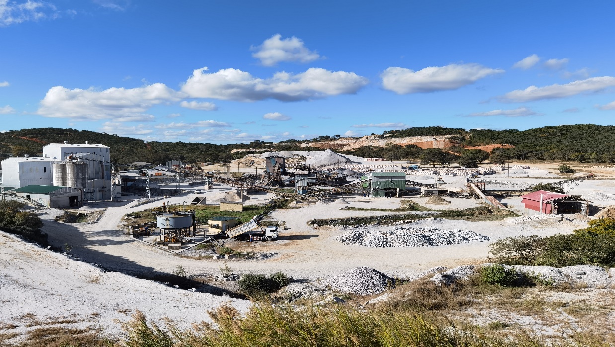 中矿资源集团津巴布韦Bikita矿山首批2万吨透锂长石精矿粉起运回国