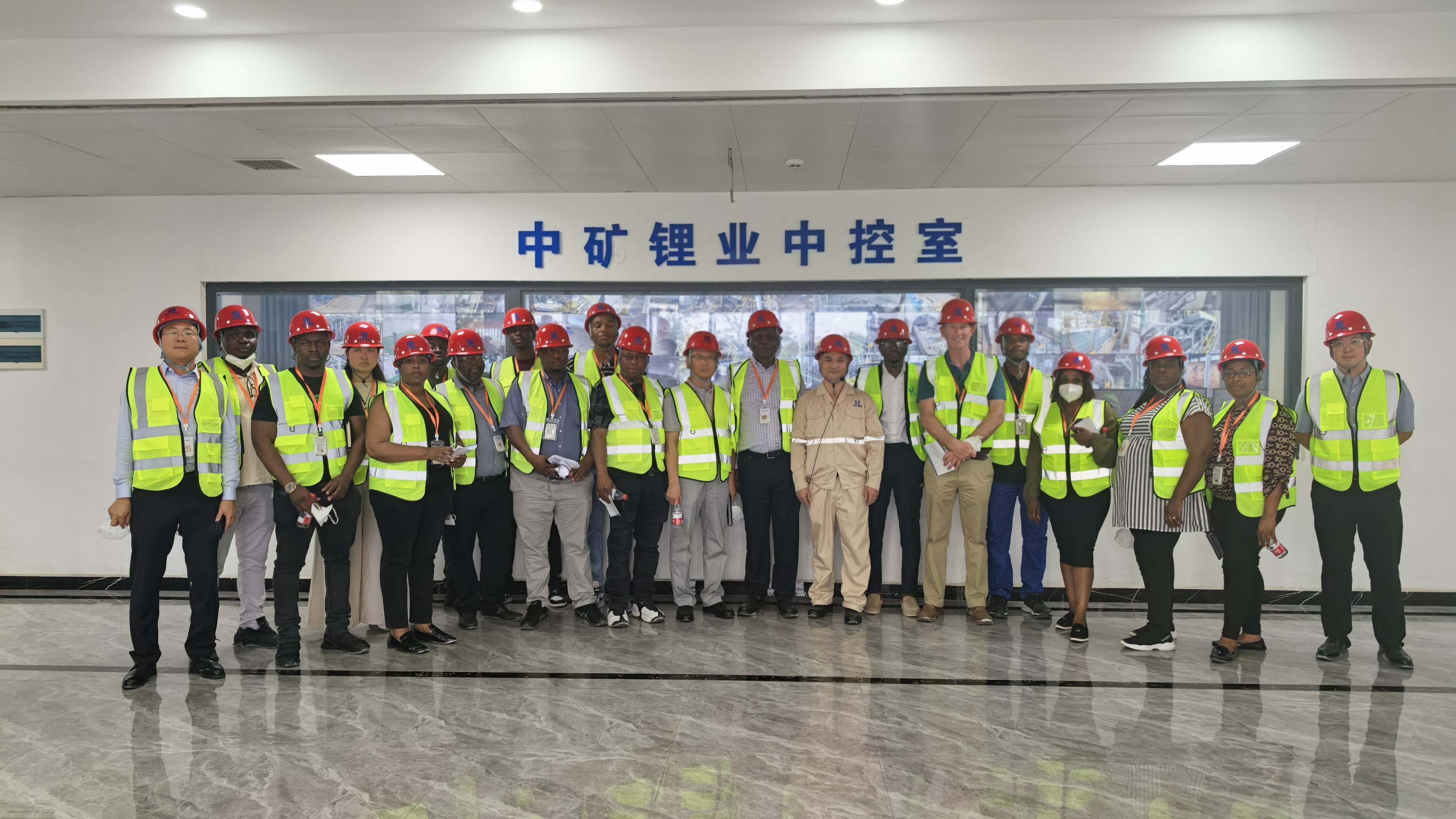 中矿锂业接待津巴政府代表团考察 共探锂电全产业链合作新路径