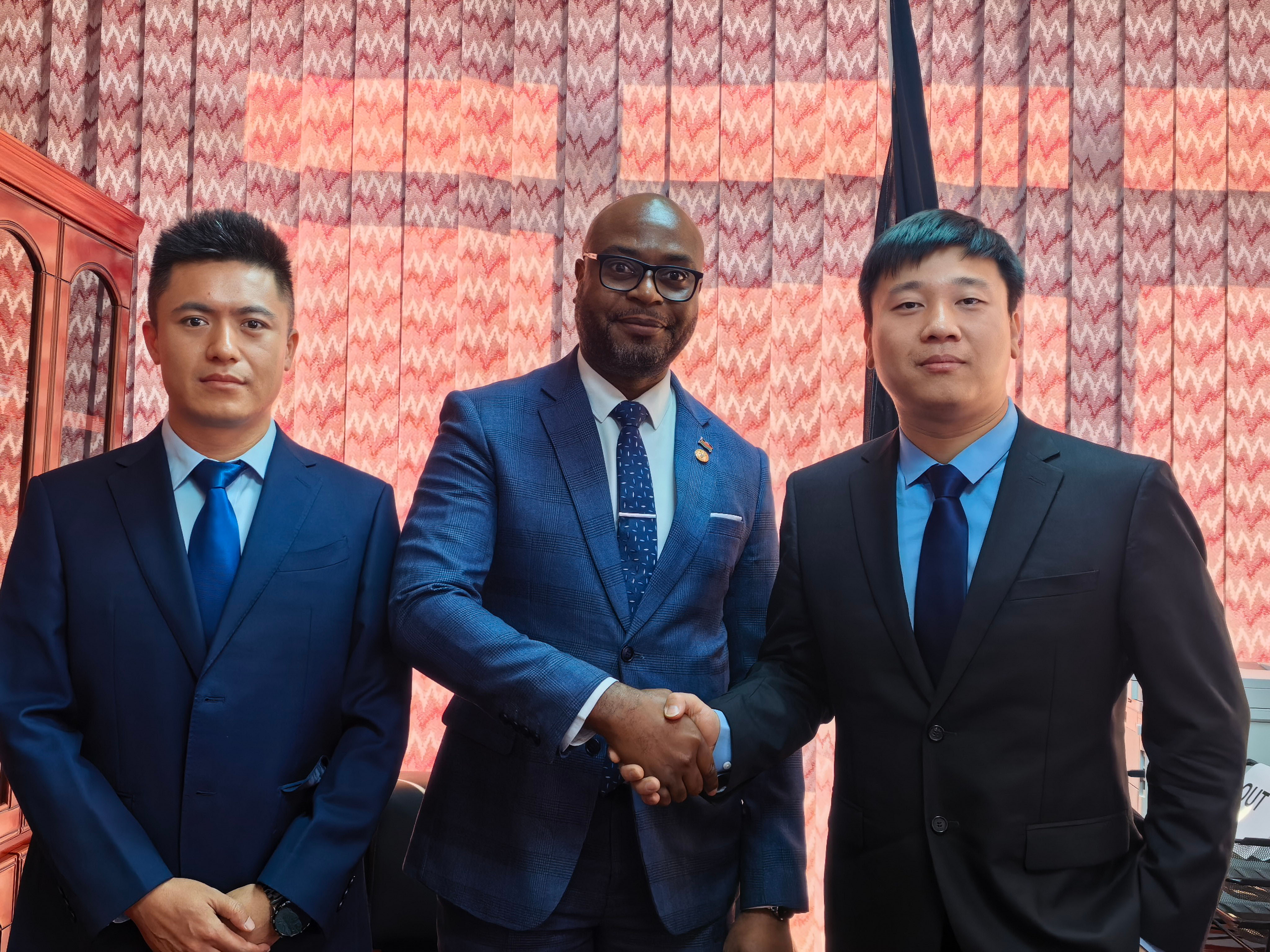 1787813669875219.jpg 集团副总裁王治伟率中南非中心副总经理李传班拜会马拉维矿业部部长 -----Sinomine Group VP Wang Zhiwei with SCAROC Deputy GM Li Chuanban, met with Malawi's Minister of Mining, Thoko Tembo.jpg